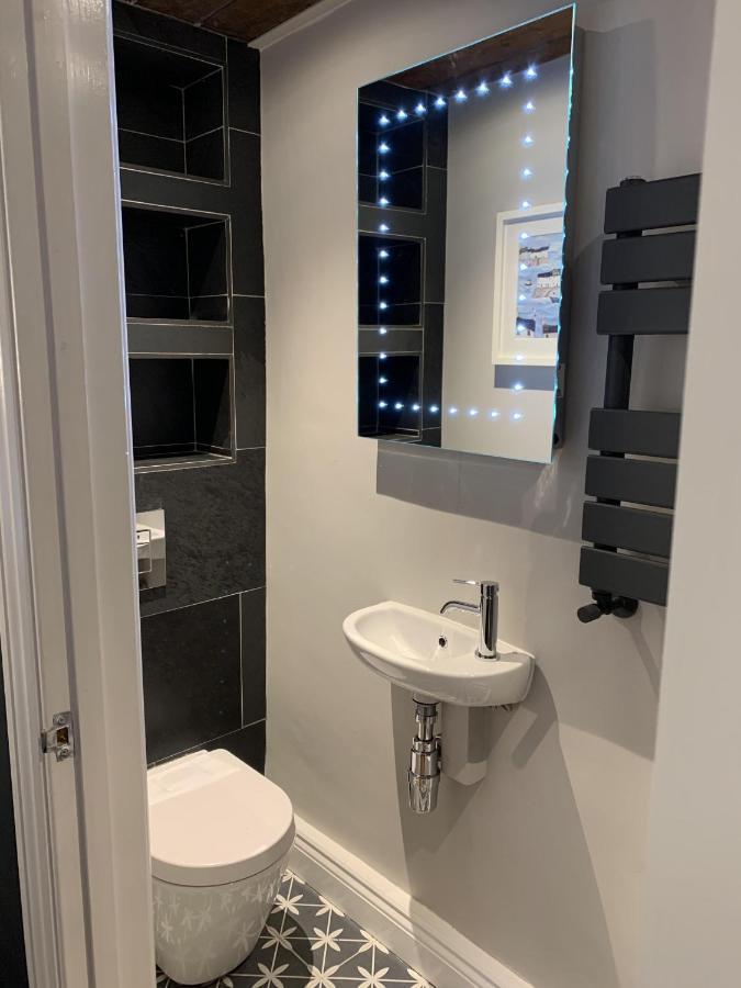 Min-Y-Fford Sleeps 6 Plus Pet نيوبورت المظهر الخارجي الصورة
